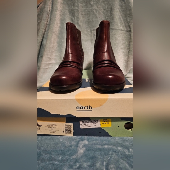 Earth Denali Aspect booties - Picture 2 of 4